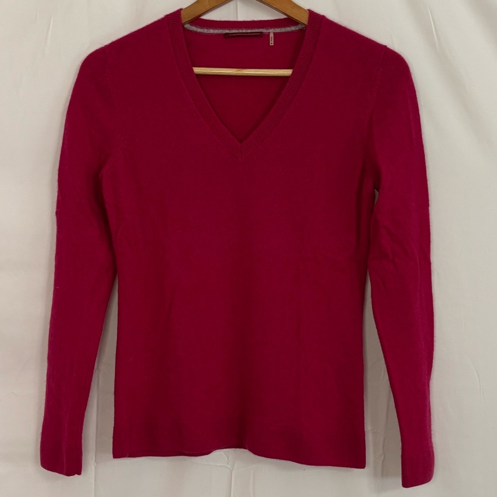 Elegant Cashmere Cashmere V-Neck Sweater in Rich Pink in Size M/Medium